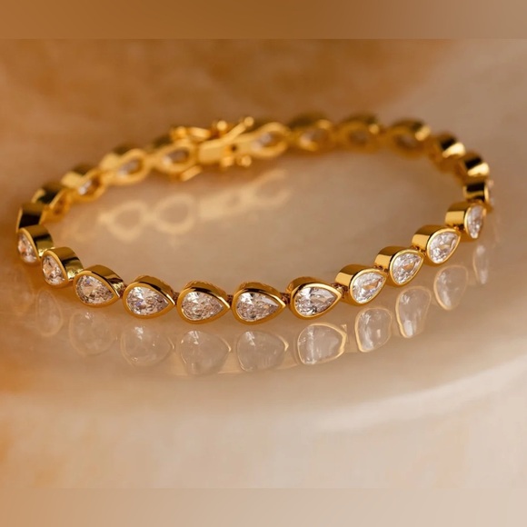 Elegant Gold Bracelet with Crystal Accents - Picture 1 of 3